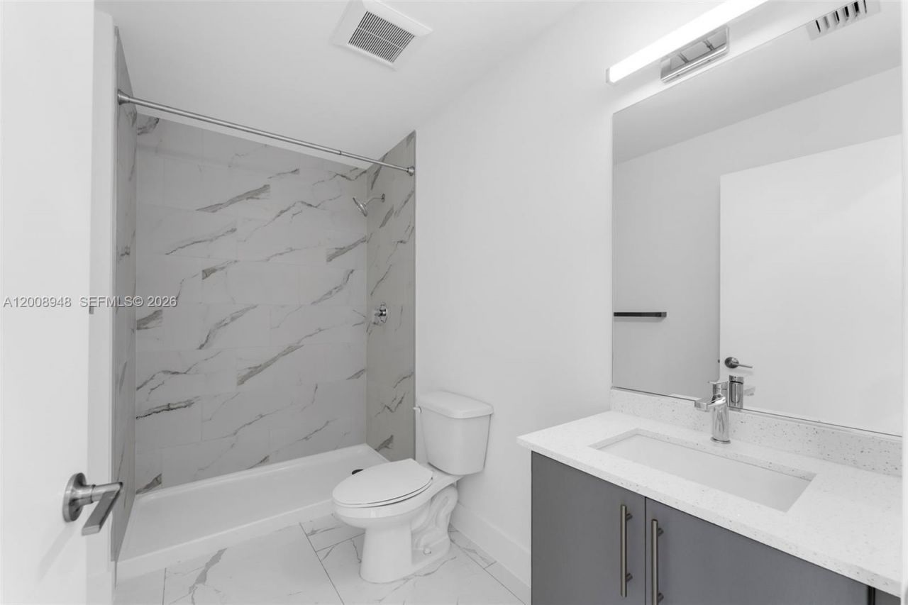 1 Curtiss Pkwy, Unit 219, Miami Springs, FL 33166 Photo