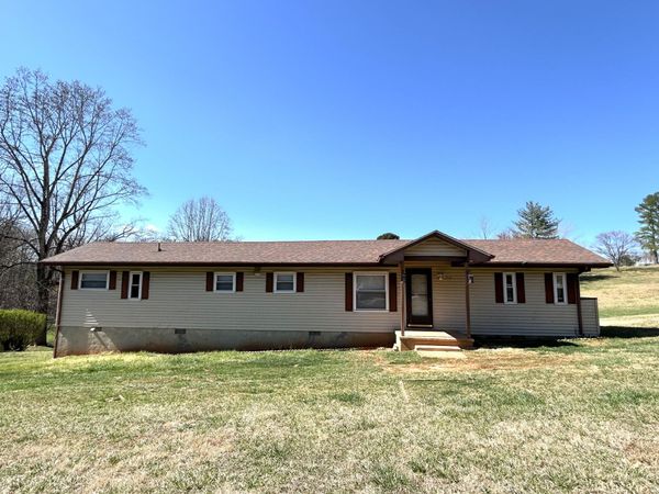 712 Farmer LN , Vinton, VA 24179