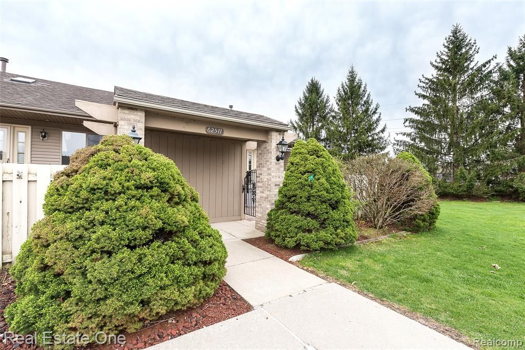 62511 Raleigh Court, South Lyon, MI 48178 Main Photo