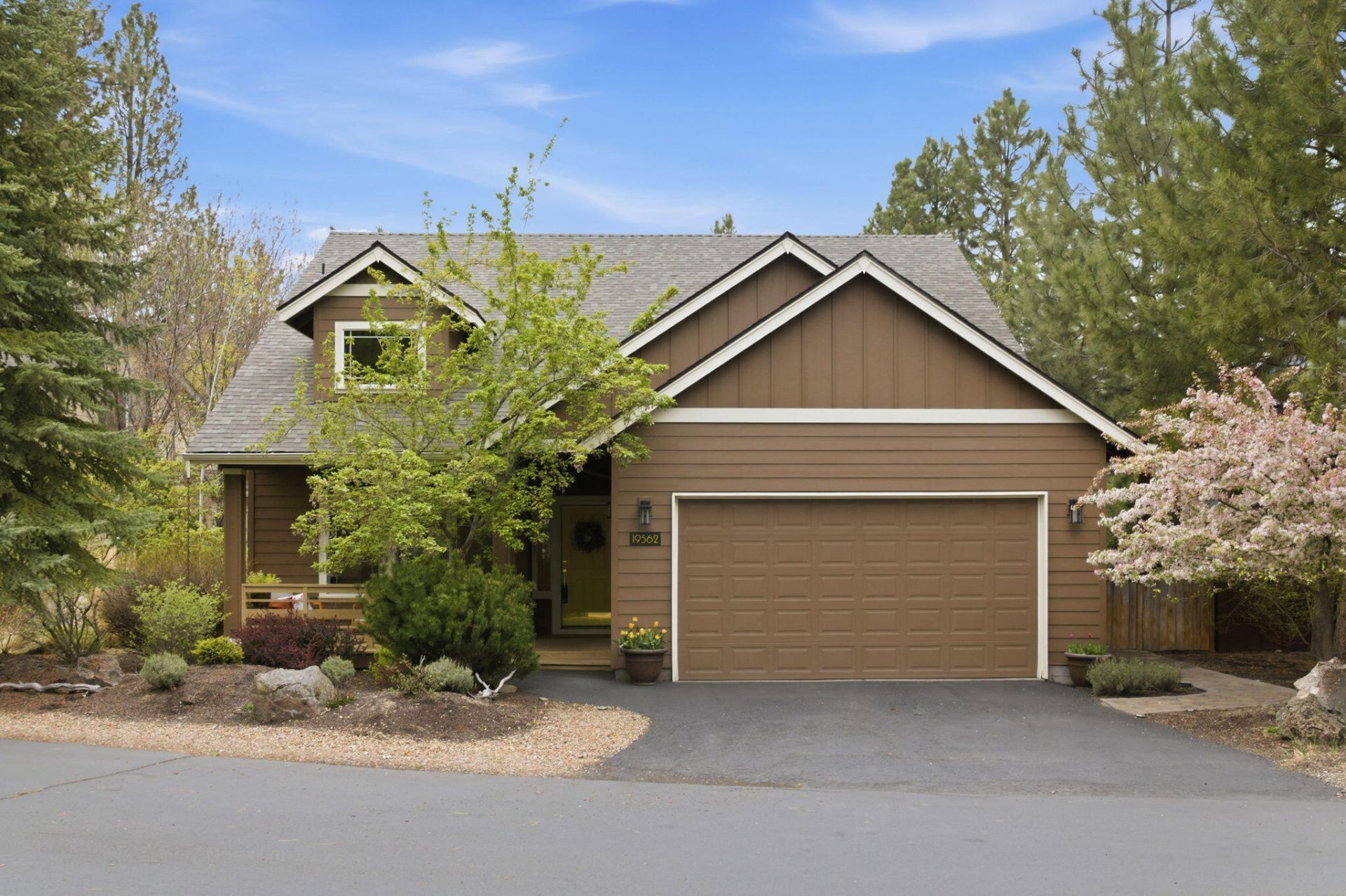 19562 Meadowbrook Drive, Bend, OR 97702 Main Photo