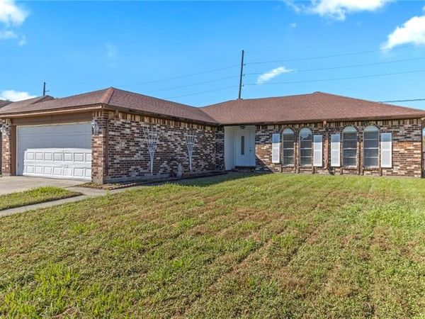 2440 W SUNNYMEADE Drive, Harvey, LA 70058