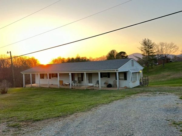 714 Farmer LN , Vinton, VA 24179