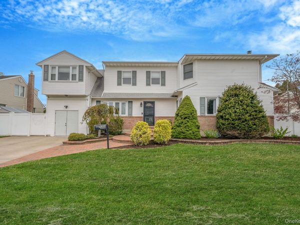 580 Center Briarwood Avenue , West Islip, NY 11795