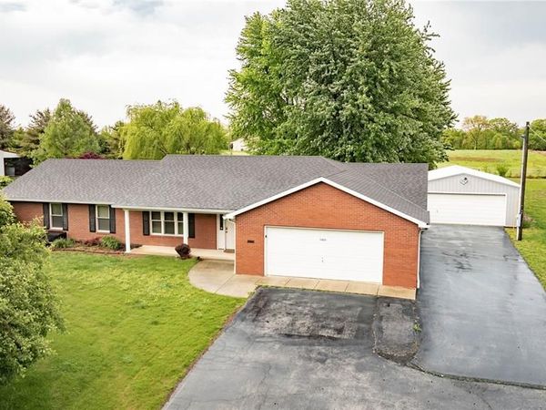 31822 Irish Lane , Brighton, IL 62012