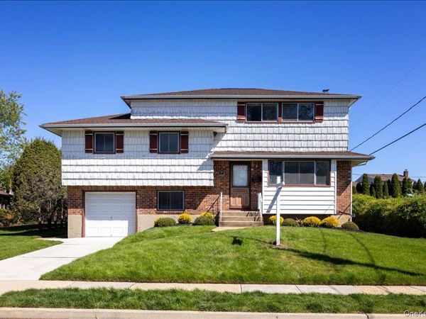 24 Roxbury Avenue , Plainview, NY 11803