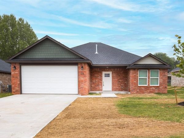 212 E Abbot Lane, Mustang, OK 73064