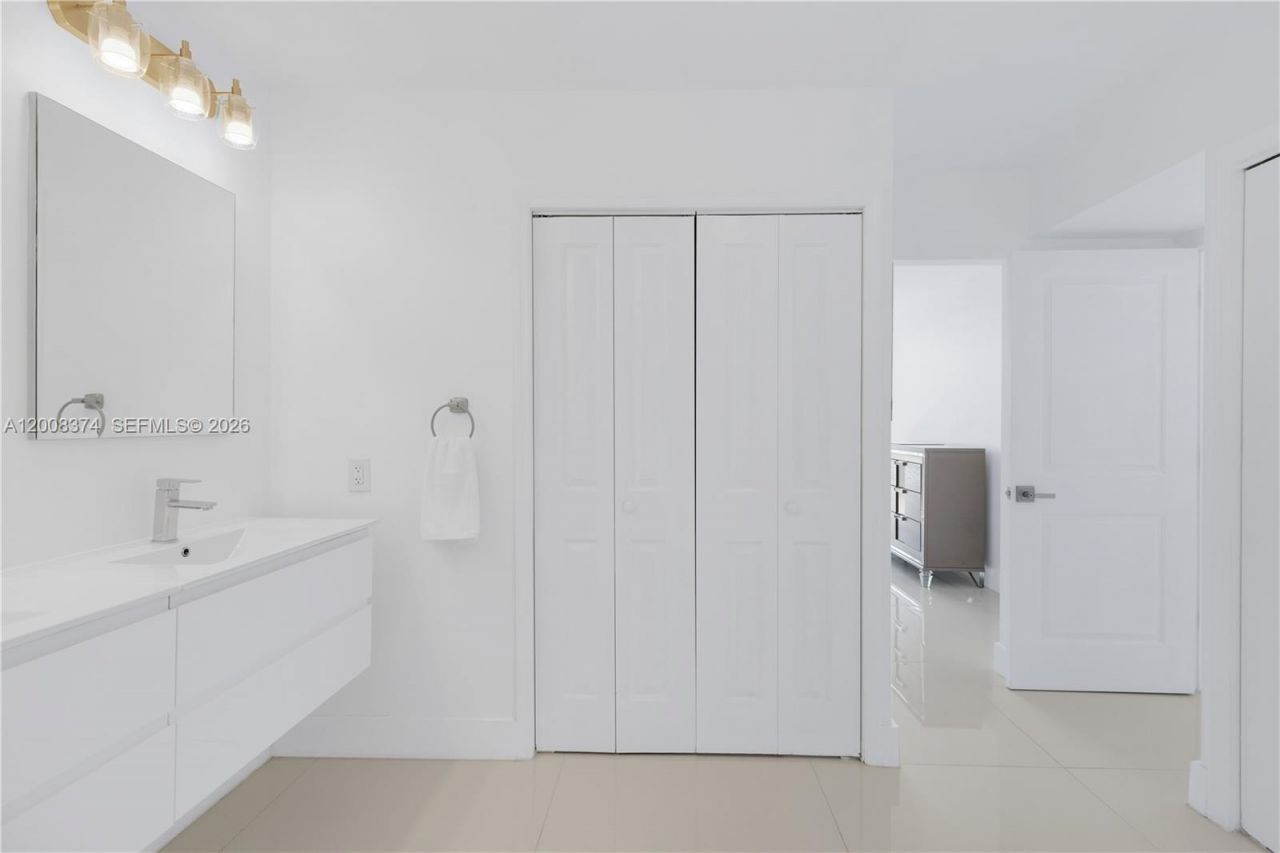 3701 N Country Club Dr, Unit 1805, Aventura, FL 33180 Photo