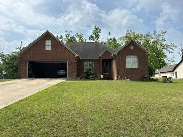 207 McCarley Ave., Booneville, MS 38829