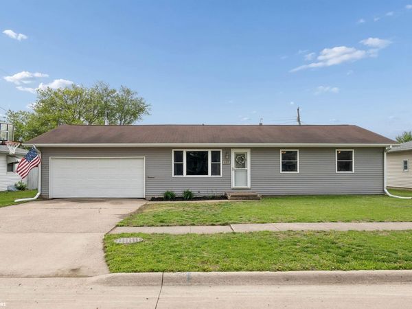 137 Greenbrier Drive, Burlington, IA 52601