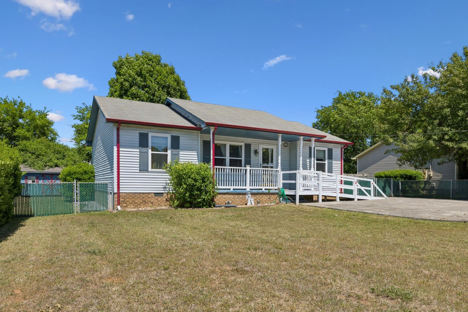 332 Liberty Ln, La Vergne, TN 37086 Main Photo