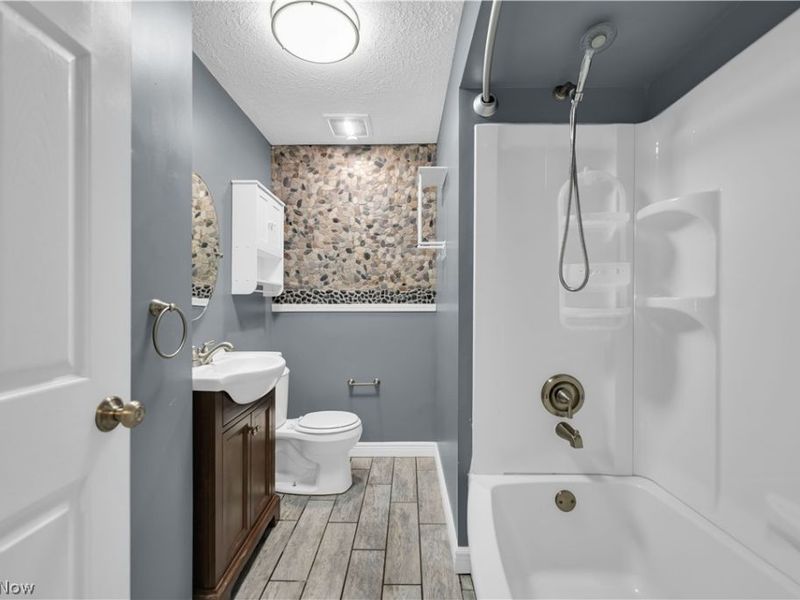 17024 Hunting Meadows Drive, Strongsville, OH 44136 Photo 28