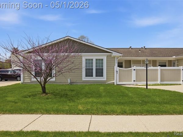 39826 Village Wood Circle, Novi, MI 48375