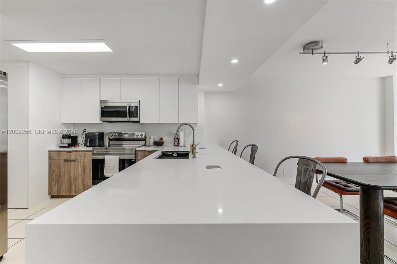 1915 Brickell Ave , Unit C1404, Miami, FL 33129 Photo