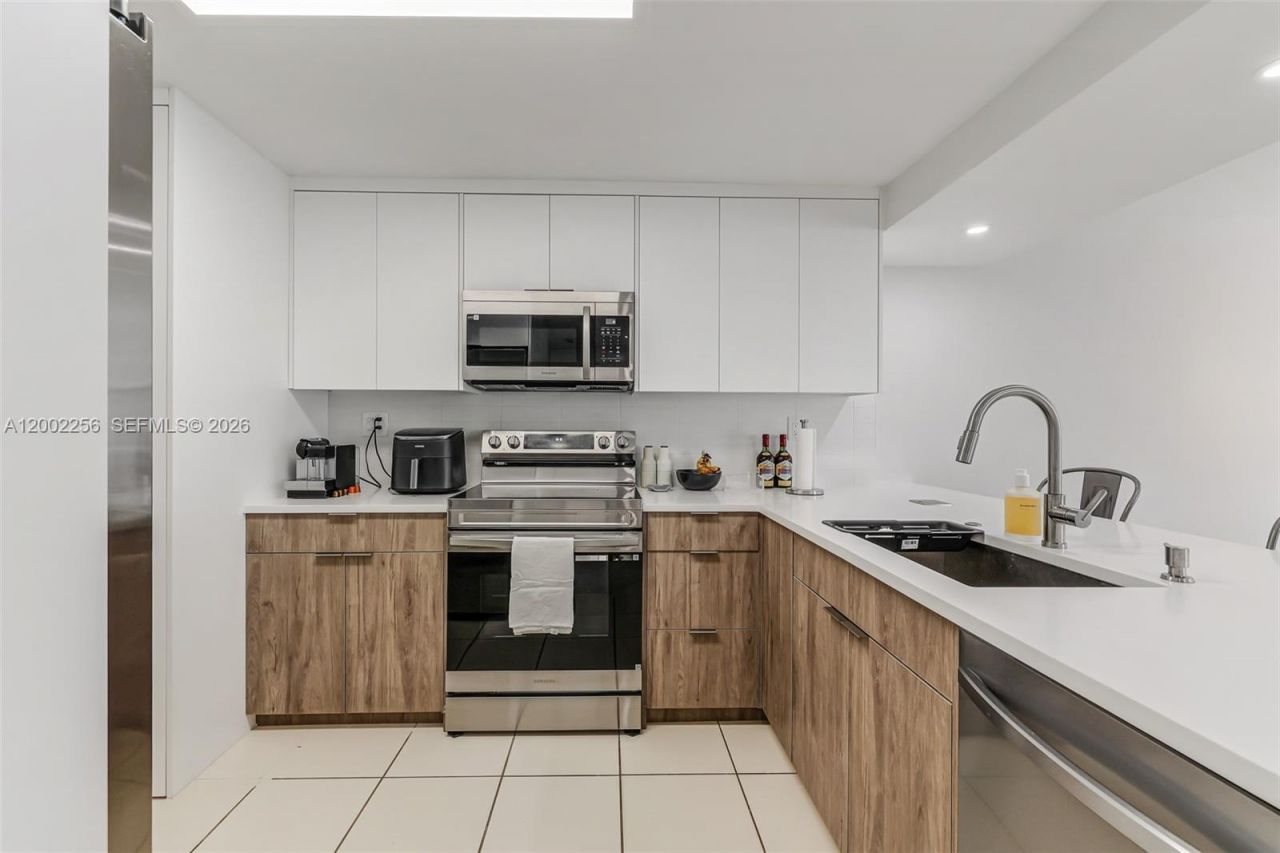 1915 Brickell Ave , Unit C1404, Miami, FL 33129 Photo