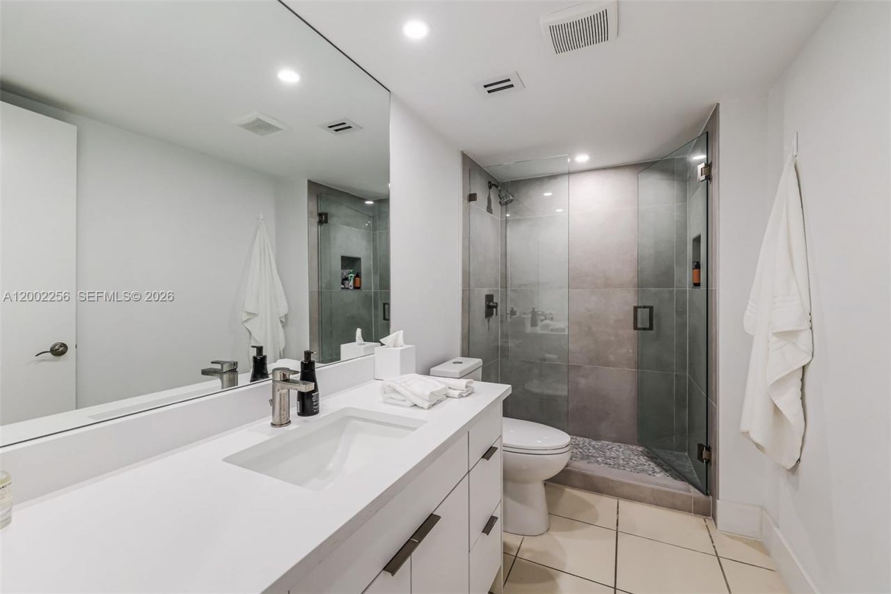1915 Brickell Ave , Unit C1404, Miami, FL 33129 Photo