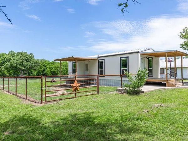 601 E Reynosa, De Leon, TX 76444