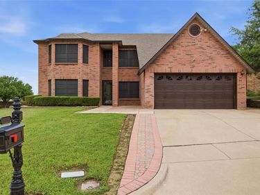 217 Sunset Oaks Drive, Fort Worth, TX 76112