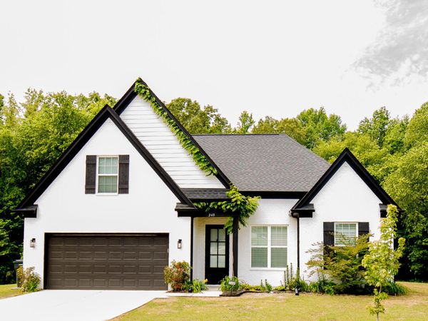 240 Crimsonwood Drive, Byhalia, MS 38611
