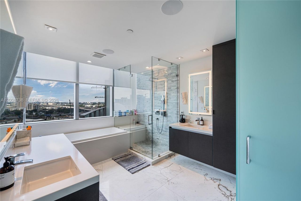 851 NE 1st Ave , Unit 1412, Miami, FL 33132 Photo