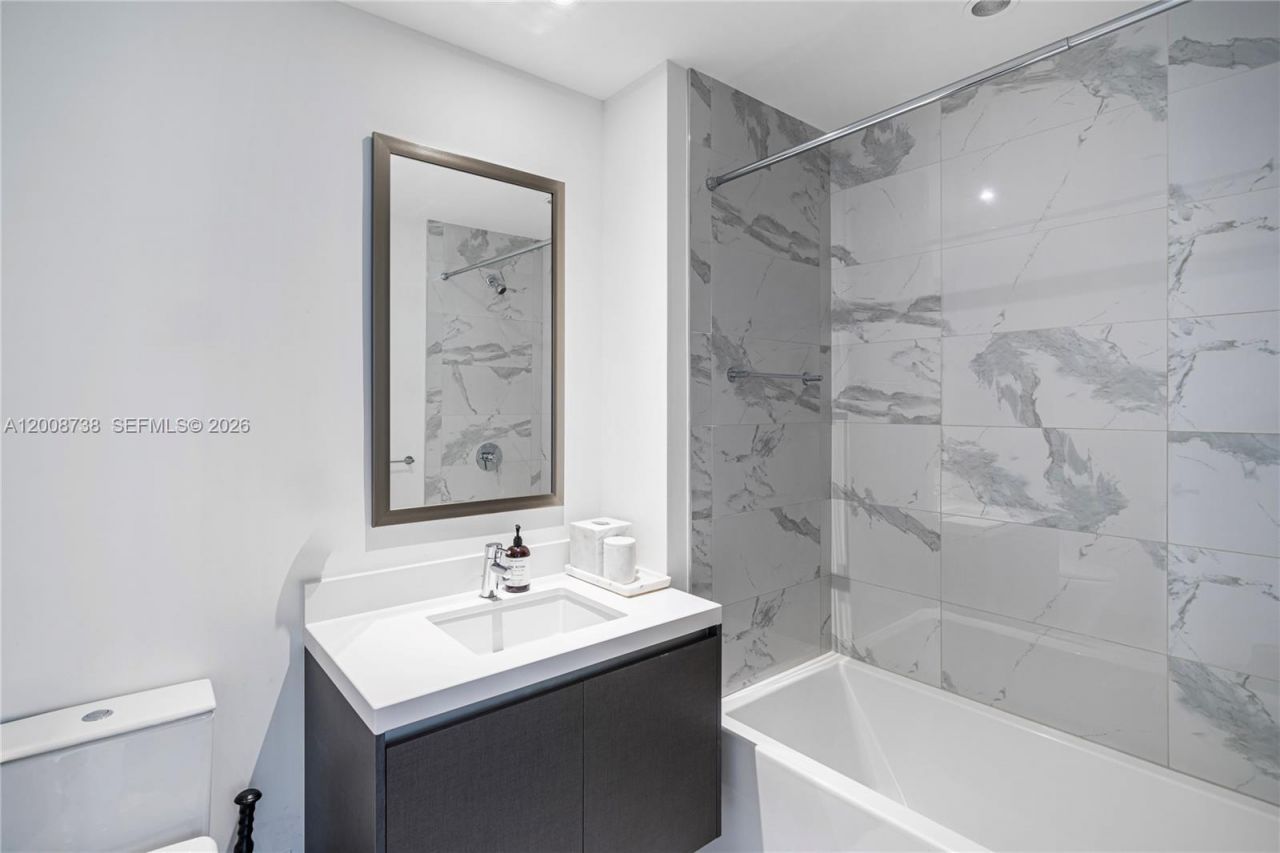 851 NE 1st Ave , Unit 1412, Miami, FL 33132 Photo