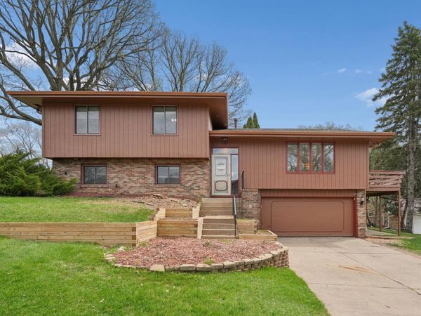 944 Pine View Court , Saint Paul, MN 55119