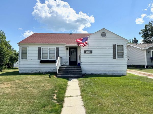 406 3rd Street NE, Roseau, MN 56751