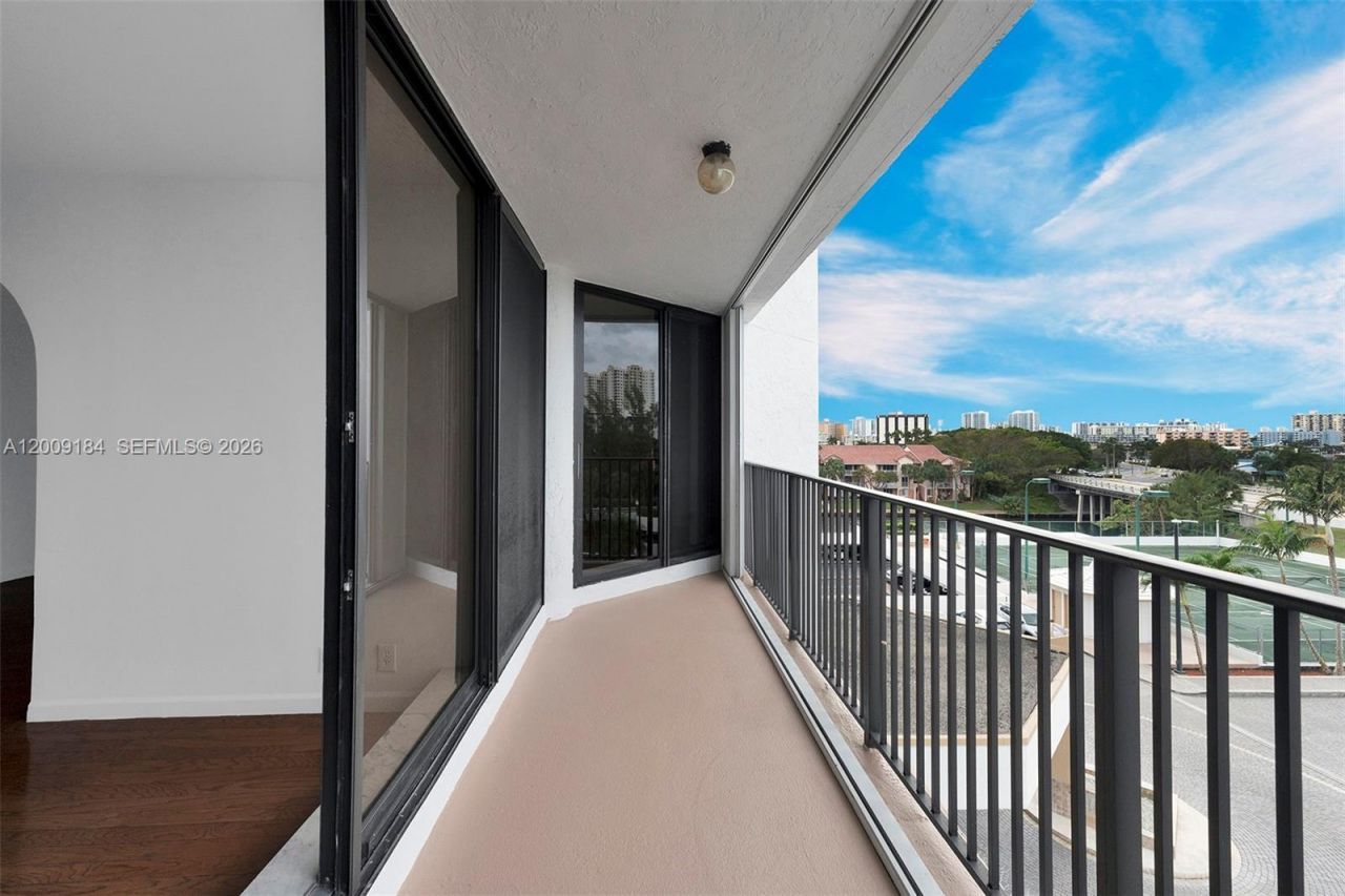 300 Three Islands Blvd, Unit 305, Hallandale Beach, FL 33009 Photo