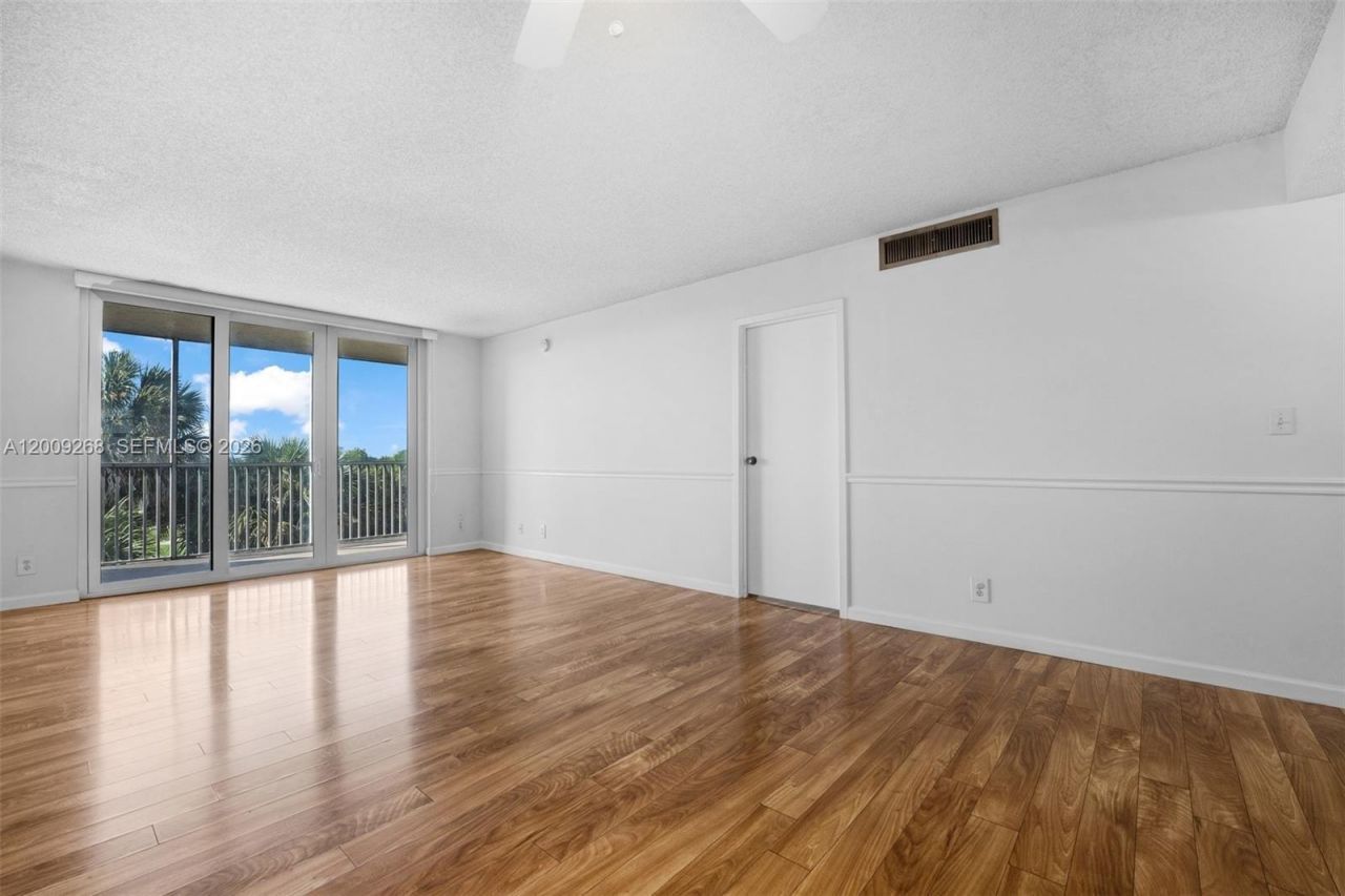 250 Jacaranda Dr , Unit 508, Plantation, FL 33324 Photo