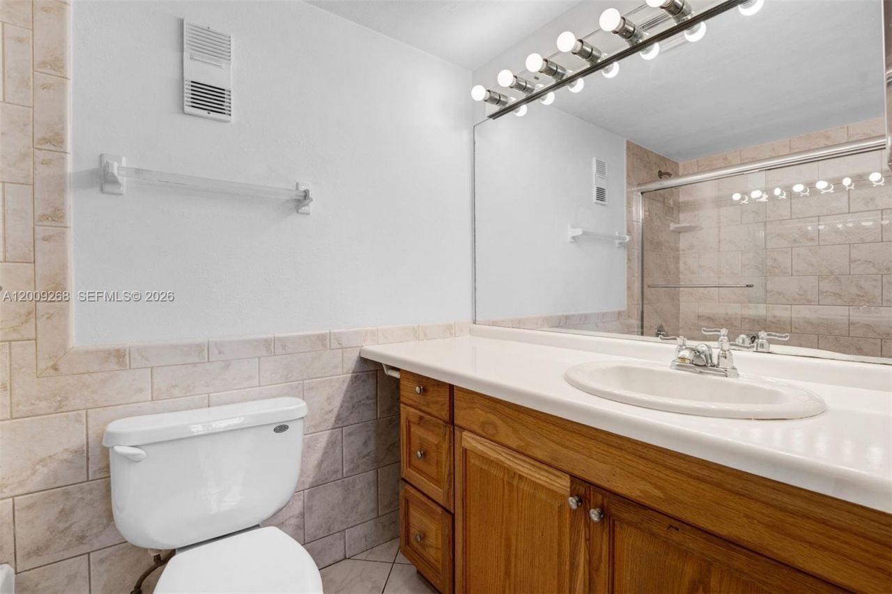 250 Jacaranda Dr , Unit 508, Plantation, FL 33324 Photo