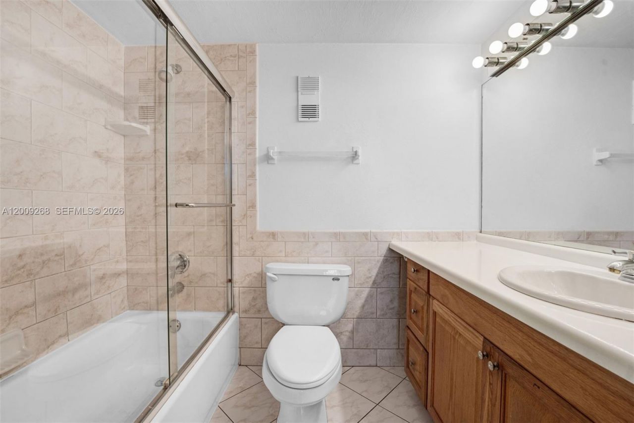 250 Jacaranda Dr , Unit 508, Plantation, FL 33324 Photo