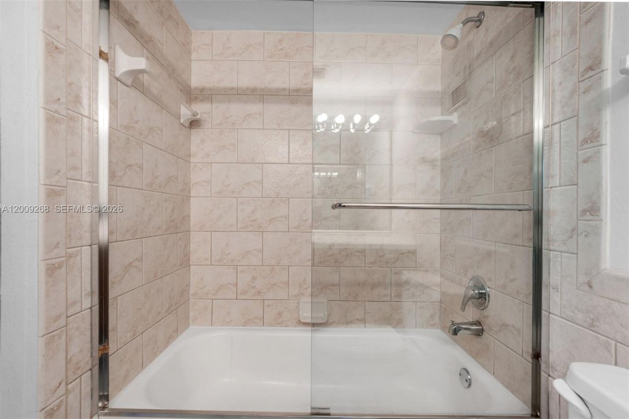 250 Jacaranda Dr , Unit 508, Plantation, FL 33324 Photo