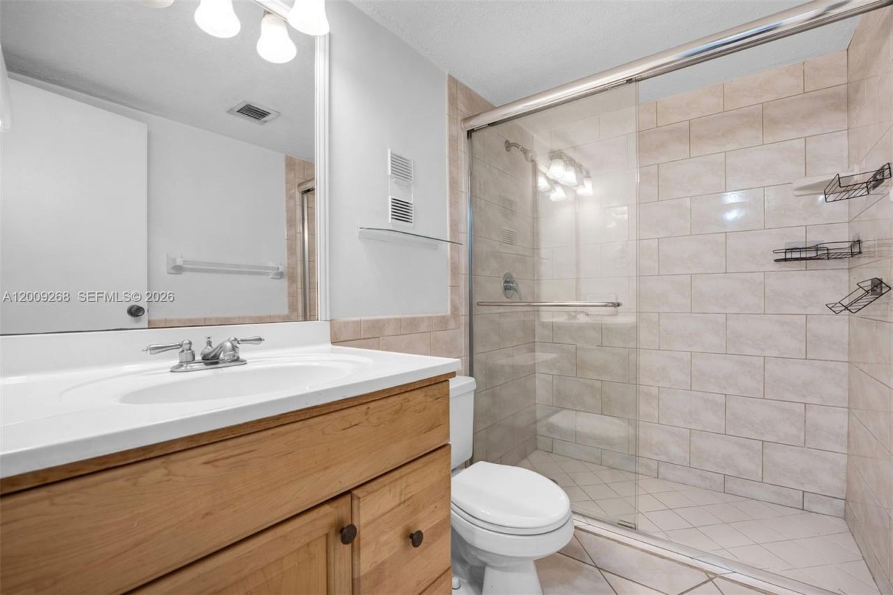 250 Jacaranda Dr , Unit 508, Plantation, FL 33324 Photo