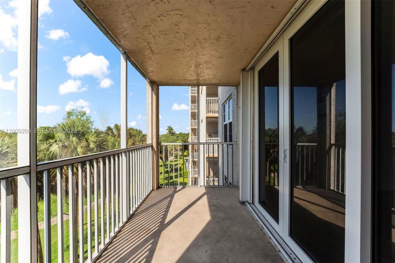 250 Jacaranda Dr , Unit 508, Plantation, FL 33324 Photo