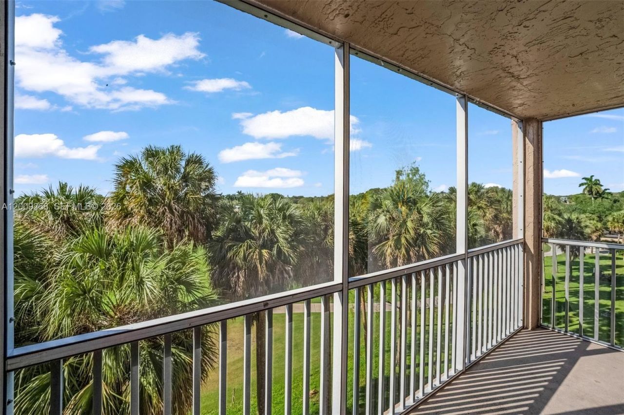 250 Jacaranda Dr , Unit 508, Plantation, FL 33324 Photo