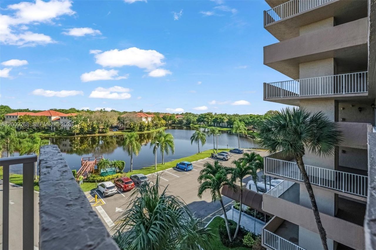 250 Jacaranda Dr , Unit 508, Plantation, FL 33324 Photo