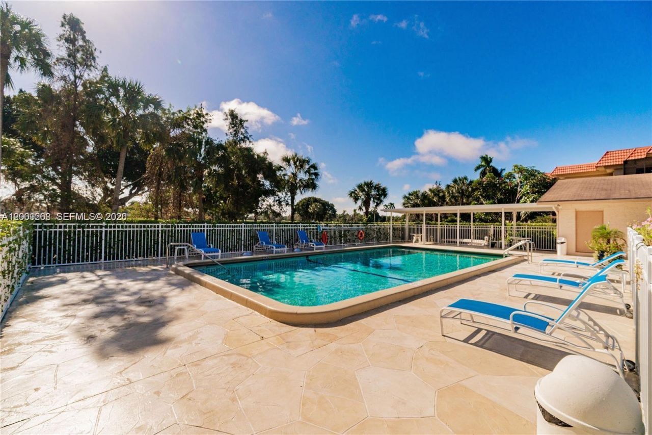 250 Jacaranda Dr , Unit 508, Plantation, FL 33324 Photo