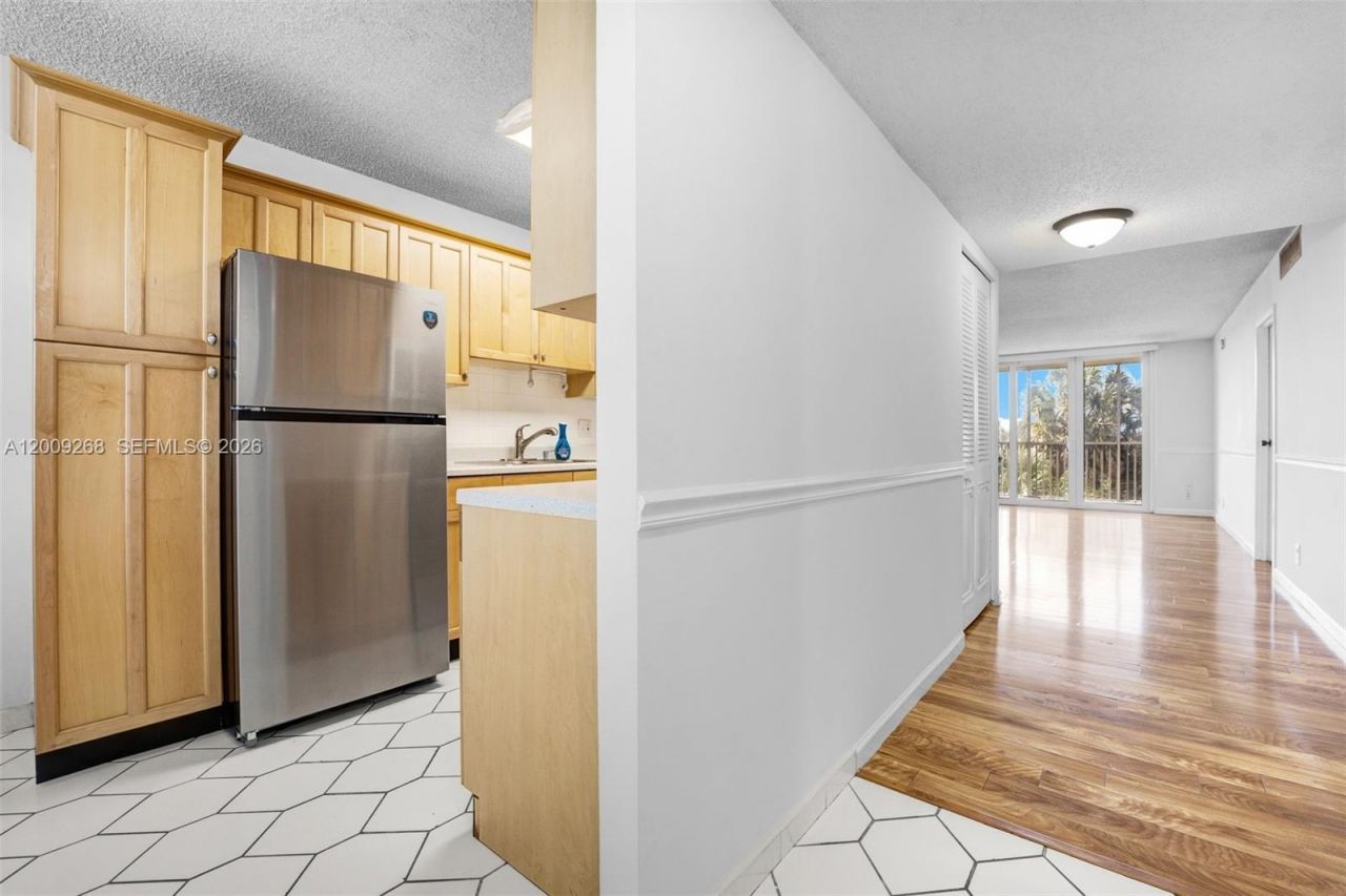 250 Jacaranda Dr , Unit 508, Plantation, FL 33324 Photo