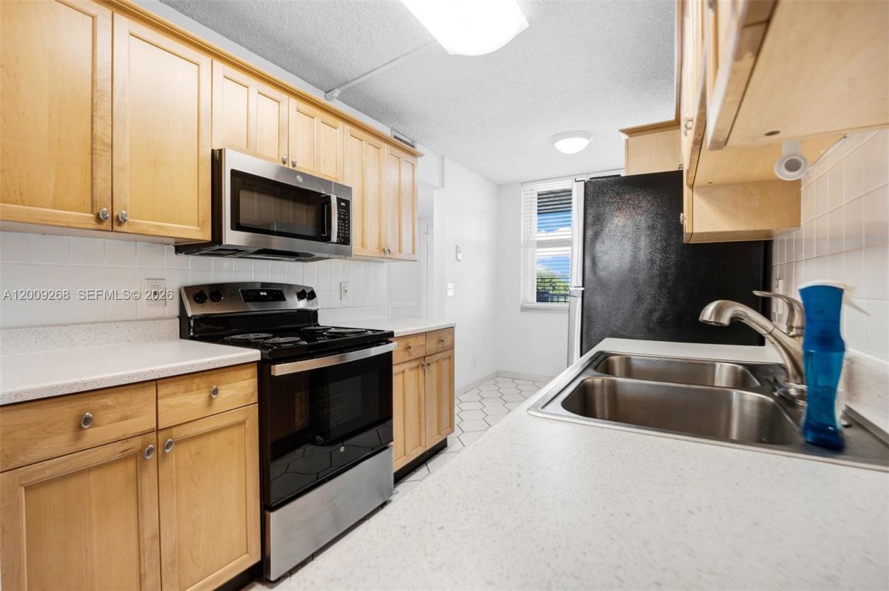 250 Jacaranda Dr , Unit 508, Plantation, FL 33324 Photo