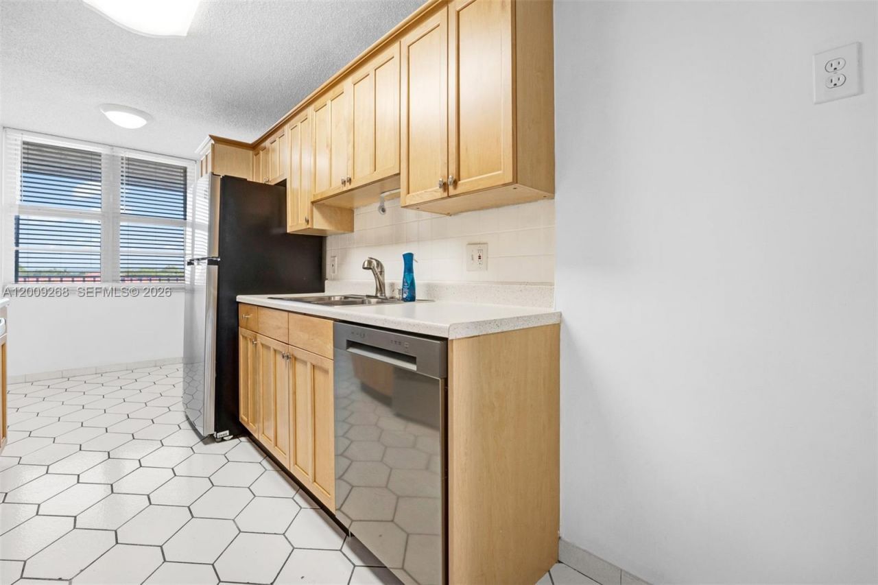 250 Jacaranda Dr , Unit 508, Plantation, FL 33324 Photo