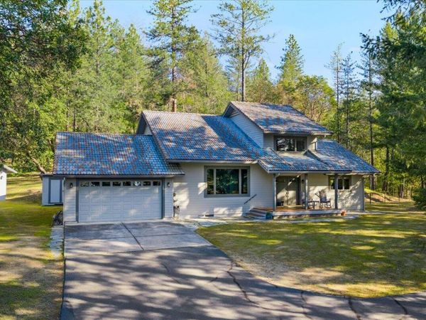 2267 Old Military Road, Central Point, OR 97502