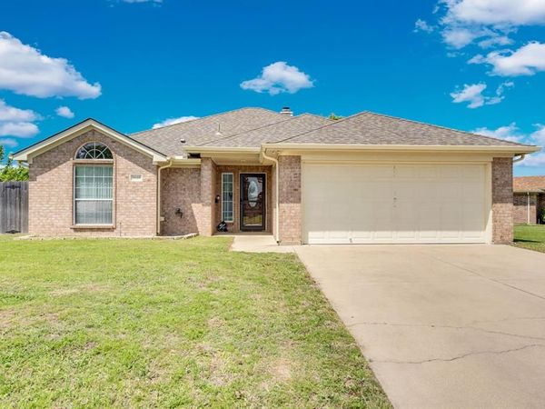 1040 Vinewood Avenue, Burleson, TX 76028