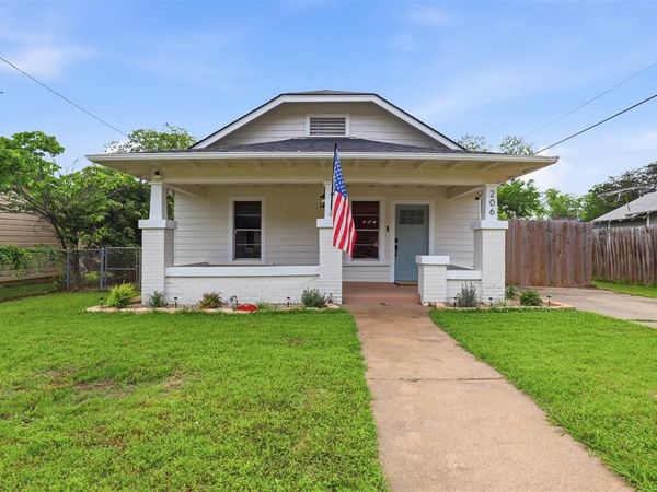 206 S Pendell Avenue, Cleburne, TX 76033