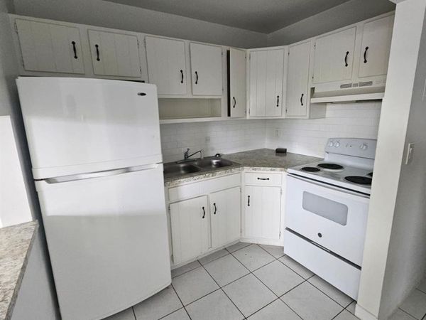 1150 NE 17th Court, Unit 15, Fort Lauderdale, FL 33305