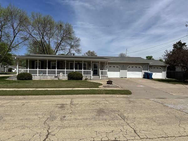 914 12th Place , Camanche, IA 52730