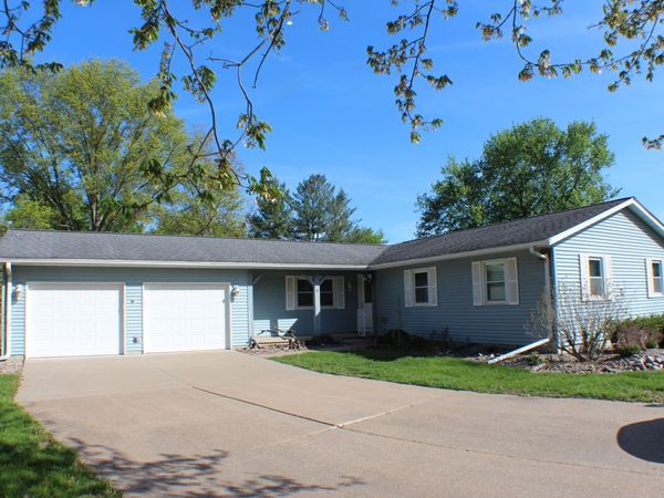 8 Apache Court , Eldridge, IA 52748