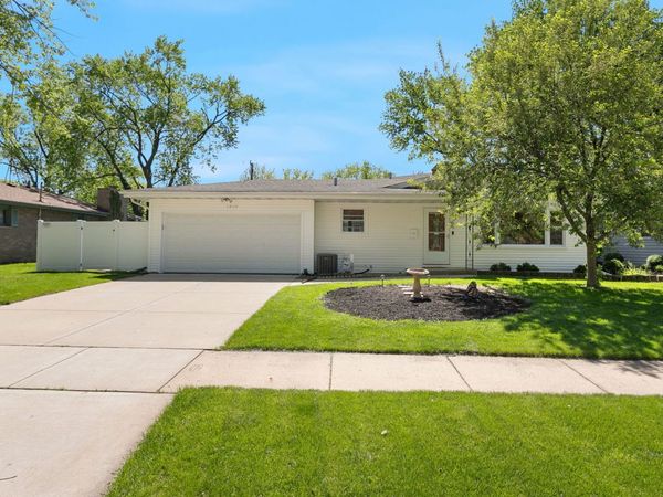 1910 Richard Street , Aurora, IL 60506