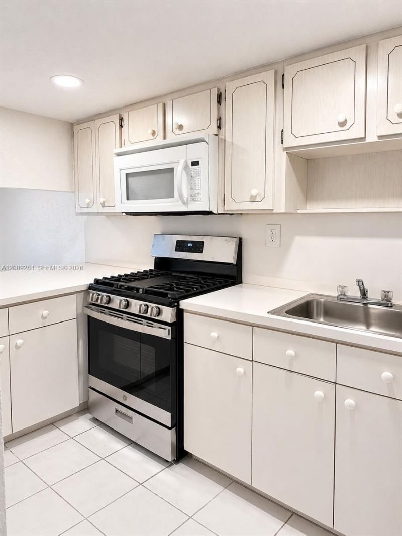 1300 W 47th Pl , Unit 218A, Hialeah, FL 33012 Photo