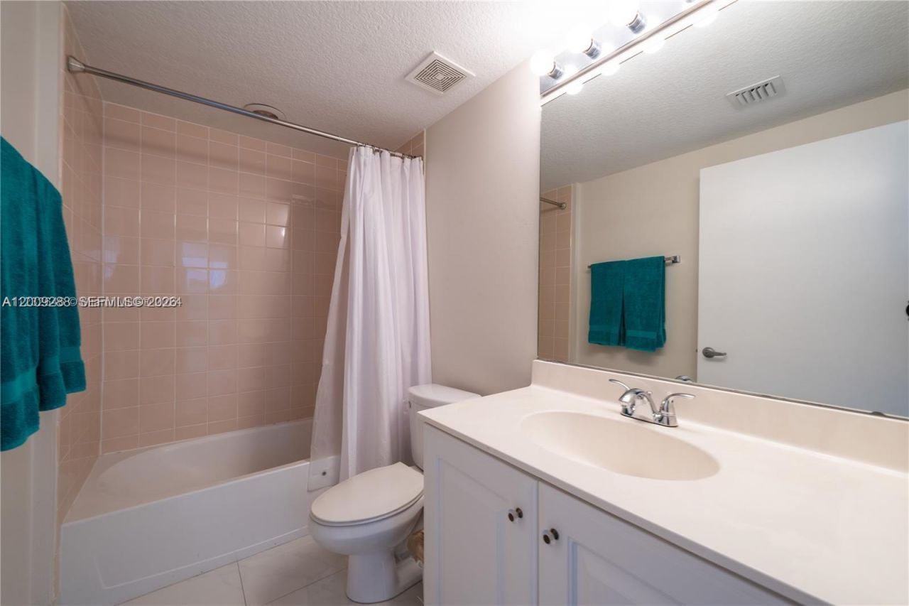18100 N Bay Rd , Unit 504, Sunny Isles Beach, FL 33160 Photo