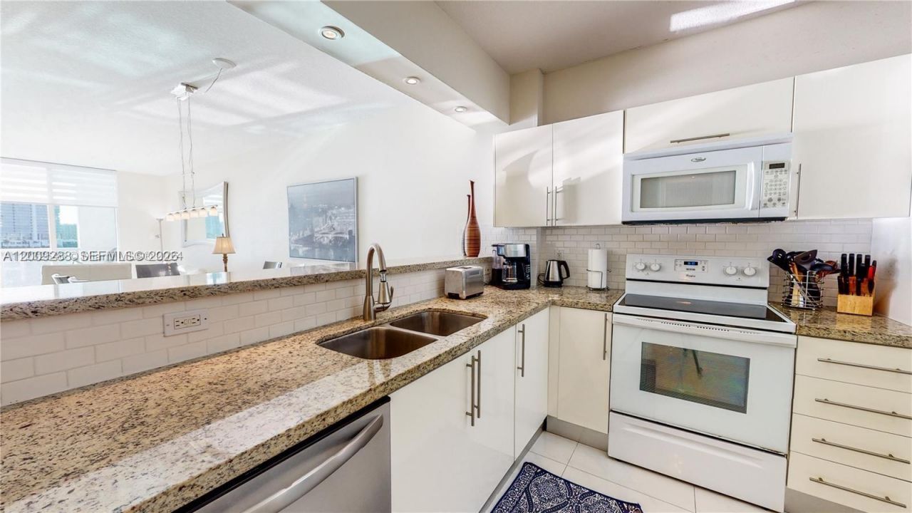 18100 N Bay Rd , Unit 504, Sunny Isles Beach, FL 33160 Photo