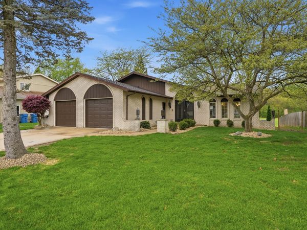 2224 Robinhood Boulevard , Schererville, IN 46375